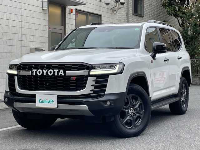 トヨタ ランドクルーザー GRスポーツ 埼玉県 2023(令5)年 0.9万km プレシャスホワイトパール 法人ワンオーナー/登録時8338ｋｍ/サンルーフ/純正ナビ（フルセグTV）/　　・CD/DVD/BT/JBL/アランドビューモニター/赤レザーシート/前席パワーシート/前席シートヒーター/リアモニター×２/クレアランスソナー/パワーバックドア/純正１８インチAW/LEDヘッドライト/フォグランプ/プッシュスタート/スマートキー×２/前後ドライブレコーダー/ビルトインETC2.0/横滑り防止/革巻きステアリング/ステアリングヒーター/ウィンカーミラー/純正フロアマット/保証書/取扱説明書/ナビ取扱説明書