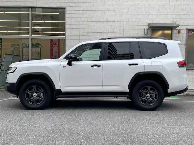 トヨタ ランドクルーザー GRスポーツ 埼玉県 2023(令5)年 0.9万km プレシャスホワイトパール 法人ワンオーナー/登録時8338ｋｍ/サンルーフ/純正ナビ（フルセグTV）/　　・CD/DVD/BT/JBL/アランドビューモニター/赤レザーシート/前席パワーシート/前席シートヒーター/リアモニター×２/クレアランスソナー/パワーバックドア/純正１８インチAW/LEDヘッドライト/フォグランプ/プッシュスタート/スマートキー×２/前後ドライブレコーダー/ビルトインETC2.0/横滑り防止/革巻きステアリング/ステアリングヒーター/ウィンカーミラー/純正フロアマット/保証書/取扱説明書/ナビ取扱説明書