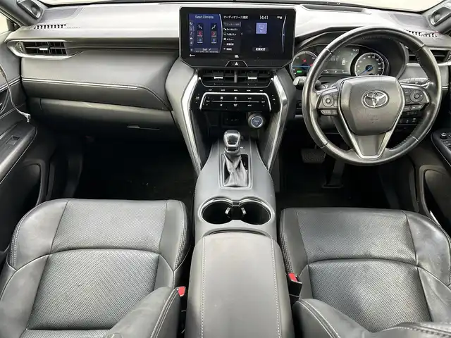 トヨタ ハリアー ハイブリッド Z レザーパッケージ 岡山県 2021(令3)年 9.7万km プレシャスブラックパール 登録時走行距離69650km/GRエアロ/JBLプレミアムサウンド/純正12.3インチナビ/フルセグTV(AM/FM/Bluetooth)/全方位カメラ/ビルトインETC2.0/デジタルインナーミラー/ヘッドアップディスプレイ/トヨタセーフティセンス/・ブラインドスポットモニター/・プリクラッシュセーフティ/・レーダークルーズコントロール/・レーンディバーチャーアラート/D/N席シートヒーター/D/N席ベンチレーション/ステアリングヒーター/クリアランスソナー/横滑り防止装置/アイドリングストップ/パワーバックドア/19インチ純正AW/フロアマット/本革シート/D+N席パワーシート/社外マフラー
