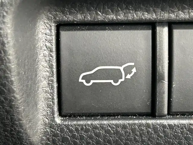 トヨタ ハリアー ハイブリッド Z レザーパッケージ 岡山県 2021(令3)年 9.7万km プレシャスブラックパール 登録時走行距離69650km/GRエアロ/JBLプレミアムサウンド/純正12.3インチナビ/フルセグTV(AM/FM/Bluetooth)/全方位カメラ/ビルトインETC2.0/デジタルインナーミラー/ヘッドアップディスプレイ/トヨタセーフティセンス/・ブラインドスポットモニター/・プリクラッシュセーフティ/・レーダークルーズコントロール/・レーンディバーチャーアラート/D/N席シートヒーター/D/N席ベンチレーション/ステアリングヒーター/クリアランスソナー/横滑り防止装置/アイドリングストップ/パワーバックドア/19インチ純正AW/フロアマット/本革シート/D+N席パワーシート/社外マフラー