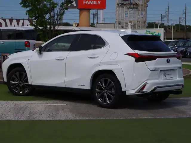レクサス ＵＸ 250h Fスポーツ 千葉県 2019(平31)年 4.8万km ホワイトノーヴァガラスフレーク Lexus Safety System+/・プリクラッシュセーフティ/・レーンディパーチャーアラート/・オートハイビーム/・レーダークルーズコントロール/・ブラインドスポットモニター/ヘッドアップディスプレイ/ASC（アクティブサウンドコントロール）/ブラックレザーシート/前席パワーシート/エアシート/シートヒーター/純正SDナビ/地デジTV/【DVD/CD再生機能　Bluetooth接続】/パノラミックビューモニター/リバース連動ドアミラー（左/右）/革巻きステアリング/ステアリングヒーター/ステアリングスイッチ/パドルシフト/ETC/LEDヘッドライト/フォグライト/ウインカーミラー/TRDマフラー/純正18インチアルミホイル/サイド/カーテンエアバッグ/スマートキー
