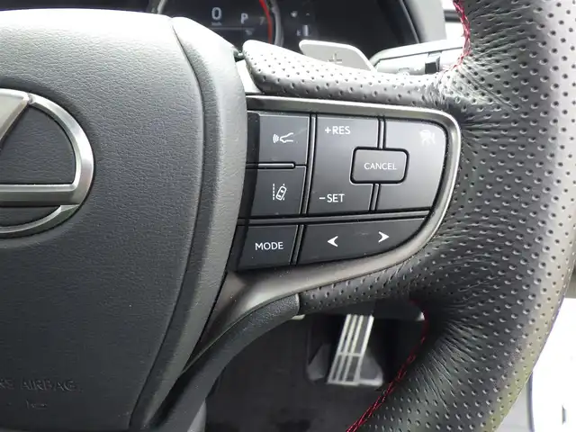 レクサス ＵＸ 250h Fスポーツ 千葉県 2019(平31)年 4.8万km ホワイトノーヴァガラスフレーク Lexus Safety System+/・プリクラッシュセーフティ/・レーンディパーチャーアラート/・オートハイビーム/・レーダークルーズコントロール/・ブラインドスポットモニター/ヘッドアップディスプレイ/ASC（アクティブサウンドコントロール）/ブラックレザーシート/前席パワーシート/エアシート/シートヒーター/純正SDナビ/地デジTV/【DVD/CD再生機能　Bluetooth接続】/パノラミックビューモニター/リバース連動ドアミラー（左/右）/革巻きステアリング/ステアリングヒーター/ステアリングスイッチ/パドルシフト/ETC/LEDヘッドライト/フォグライト/ウインカーミラー/TRDマフラー/純正18インチアルミホイル/サイド/カーテンエアバッグ/スマートキー