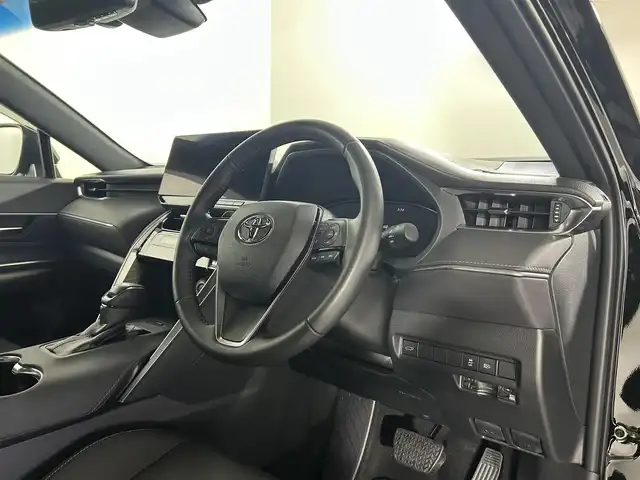 トヨタ ハリアー G 佐賀県 2024(令6)年 0.9万km ブラック 純正12.3インチディスプレイオーディオ/ＡＭ/ＦＭ/Bluetooth/フルセグTV/バックカメラ/クルーズコントロール(追従あり)/衝突被害軽減システム/レーンアシスト/パワーバックドア/パワーシート/シートメモリ/ETC2.0/LEDヘッドライト/フォグランプ/オートエアコン/盗難防止装置/横滑り防止装置/車線逸脱警報/オートライト/オートマチックハイビーム/スマートキー/プッシュスタート/純正フロアマット/純正18インチアルミホイール	/電子パーキング/オートブレーキホールド/ステアリングスイッチ/電動格納ミラー/コーナーセンサー