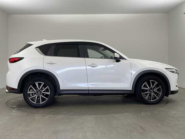 マツダ ＣＸ－５ 20S プロアクティブ 兵庫県 2017(平29)年 5.4万km スノーフレイクホワイトパールマイカ ・純正ナビ/CD/DVD/Bluetooth/USB/TV/・バックカメラ/・ブラインドスポットモニタリング/・スマートシティブレーキサポート/・スマートブレーキサポート/・車間認知支援システム/・交通標識認識システム/・ドライバーアテンションアラート/・パーキングセンサー/・オートマチックハイビーム/・ＬＥＤヘッドライト/・オートライト/・レーダークルーズコントロール/・アイドリングストップ/・革巻きステアリング/・ステアリングスイッチ/・レザー調シートカバー/・純正フロアマット/・純正19インチアルミホイール/・アドバンストキー/・プッシュスタート