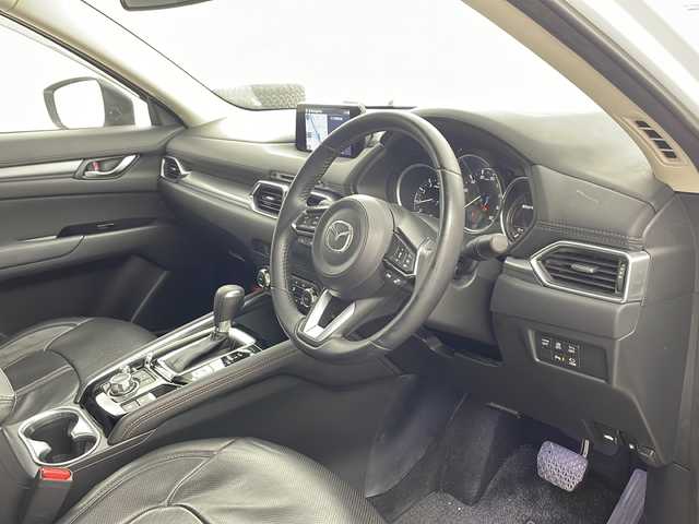 マツダ ＣＸ－５ 20S プロアクティブ 兵庫県 2017(平29)年 5.4万km スノーフレイクホワイトパールマイカ ・純正ナビ/CD/DVD/Bluetooth/USB/TV/・バックカメラ/・ブラインドスポットモニタリング/・スマートシティブレーキサポート/・スマートブレーキサポート/・車間認知支援システム/・交通標識認識システム/・ドライバーアテンションアラート/・パーキングセンサー/・オートマチックハイビーム/・ＬＥＤヘッドライト/・オートライト/・レーダークルーズコントロール/・アイドリングストップ/・革巻きステアリング/・ステアリングスイッチ/・レザー調シートカバー/・純正フロアマット/・純正19インチアルミホイール/・アドバンストキー/・プッシュスタート