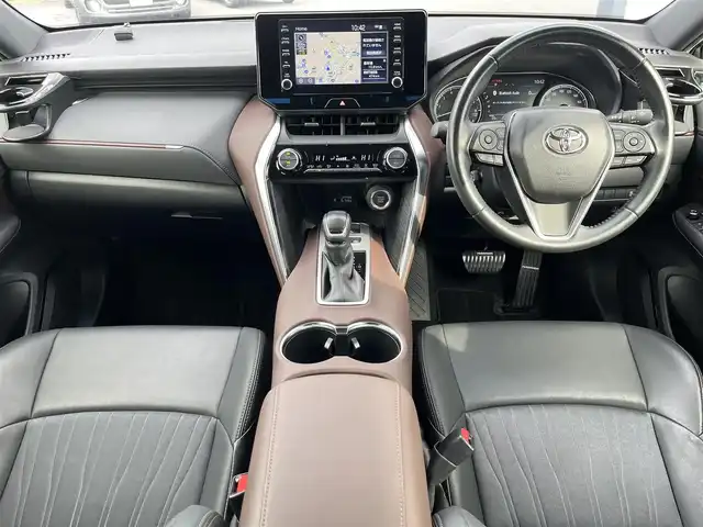 トヨタ ハリアー G 奈良県 2021(令3)年 1.6万km ホワイトパールクリスタルシャイン 純正８インチディスプレイオーディオ/（BT/AppleCarPlay/AndroidAuto）/レーダークルーズコントロール/バックカメラ/前後コーナーセンサー/プリクラッシュセーフティ/レーンキープアシスト/パワーバックドア/ハーフレザーシート/運転席パワーシート/前方ドライブレコーダー/ＥＴＣ２．０/純正18インチＡＷ/保証書/取り扱い説明書/スペアキーX1