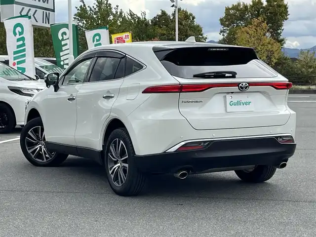 トヨタ ハリアー G 奈良県 2021(令3)年 1.6万km ホワイトパールクリスタルシャイン 純正８インチディスプレイオーディオ/（BT/AppleCarPlay/AndroidAuto）/レーダークルーズコントロール/バックカメラ/前後コーナーセンサー/プリクラッシュセーフティ/レーンキープアシスト/パワーバックドア/ハーフレザーシート/運転席パワーシート/前方ドライブレコーダー/ＥＴＣ２．０/純正18インチＡＷ/保証書/取り扱い説明書/スペアキーX1
