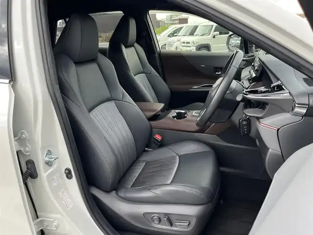 トヨタ ハリアー G 奈良県 2021(令3)年 1.6万km ホワイトパールクリスタルシャイン 純正８インチディスプレイオーディオ/（BT/AppleCarPlay/AndroidAuto）/レーダークルーズコントロール/バックカメラ/前後コーナーセンサー/プリクラッシュセーフティ/レーンキープアシスト/パワーバックドア/ハーフレザーシート/運転席パワーシート/前方ドライブレコーダー/ＥＴＣ２．０/純正18インチＡＷ/保証書/取り扱い説明書/スペアキーX1