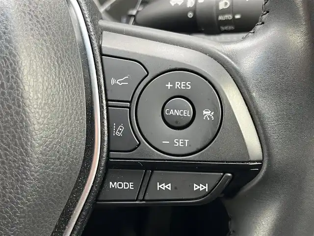 トヨタ ハリアー G 奈良県 2021(令3)年 1.6万km ホワイトパールクリスタルシャイン 純正８インチディスプレイオーディオ/（BT/AppleCarPlay/AndroidAuto）/レーダークルーズコントロール/バックカメラ/前後コーナーセンサー/プリクラッシュセーフティ/レーンキープアシスト/パワーバックドア/ハーフレザーシート/運転席パワーシート/前方ドライブレコーダー/ＥＴＣ２．０/純正18インチＡＷ/保証書/取り扱い説明書/スペアキーX1