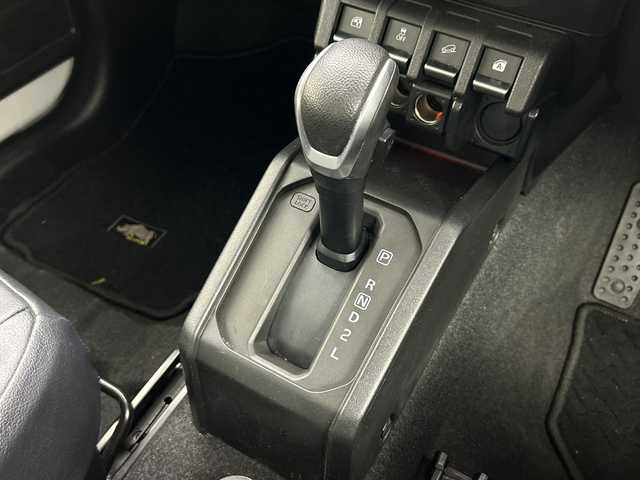 スズキ ジムニー XC 三重県 2020(令2)年 2.8万km ピュアホワイトP /禁煙車//ワンオーナー　//純正８型ナビ　/（CD.DVD.SD.BT.フルセグTV）//ＥＴＣ　//前方ドラレコ　//クルーズコントロール　//衝突軽減ブレーキ　//レーンキープアシスト　//ヒルディセントコントロール　//シートヒーター　//純正１６インチＡＷ　//ＬＥＤヘッドライト//革調シートカバー