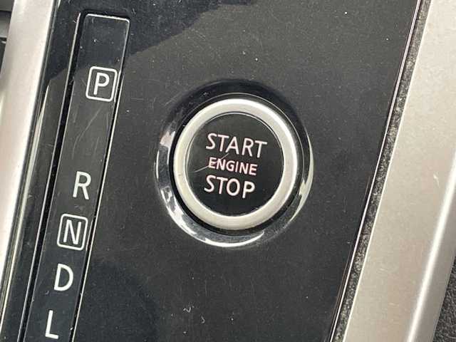 日産 セレナ ハイウェイスター Vセレクション 沖縄県 2017(平29)年 8.9万km ブリリアントホワイトパール 純正９型ナビ【MM517D-L】　/(フルセグTV　ＣＤ　ＤＶＤ　ＢＬＵＥＴＯＯＴＨ)　/衝突軽減装置/横滑り防止装置/盗難防止装置/レーンキープアシスト/全方位カメラ　/バックカメラ/両側パワースライドドア　/ドライブレコーダー　/ＥＴＣ　/前後コーナーセンサー/クルーズコントロール　/純正フロアマット　/プッシュスタート　/スマートキー/純正アルミホイール