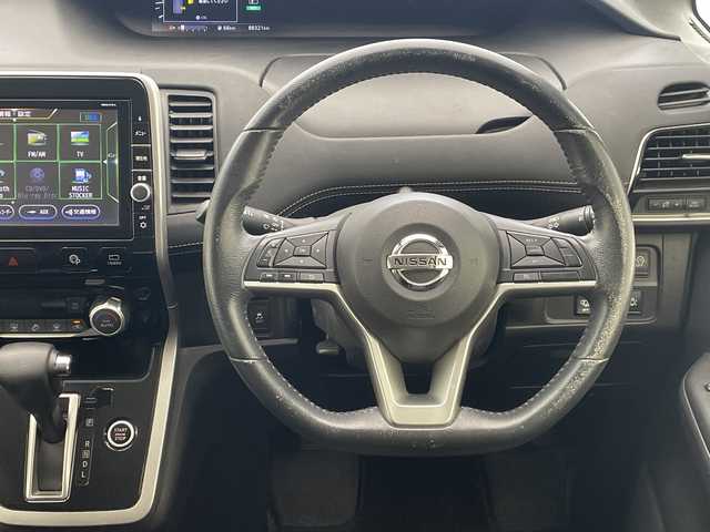 日産 セレナ ハイウェイスター Vセレクション 沖縄県 2017(平29)年 8.9万km ブリリアントホワイトパール 純正９型ナビ【MM517D-L】　/(フルセグTV　ＣＤ　ＤＶＤ　ＢＬＵＥＴＯＯＴＨ)　/衝突軽減装置/横滑り防止装置/盗難防止装置/レーンキープアシスト/全方位カメラ　/バックカメラ/両側パワースライドドア　/ドライブレコーダー　/ＥＴＣ　/前後コーナーセンサー/クルーズコントロール　/純正フロアマット　/プッシュスタート　/スマートキー/純正アルミホイール