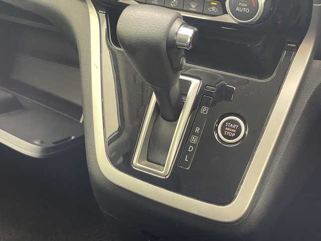 日産 セレナ ハイウェイスター Vセレクション 沖縄県 2017(平29)年 8.9万km ブリリアントホワイトパール 純正９型ナビ【MM517D-L】　/(フルセグTV　ＣＤ　ＤＶＤ　ＢＬＵＥＴＯＯＴＨ)　/衝突軽減装置/横滑り防止装置/盗難防止装置/レーンキープアシスト/全方位カメラ　/バックカメラ/両側パワースライドドア　/ドライブレコーダー　/ＥＴＣ　/前後コーナーセンサー/クルーズコントロール　/純正フロアマット　/プッシュスタート　/スマートキー/純正アルミホイール