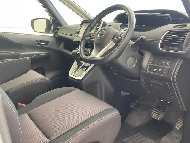 日産 セレナ ハイウェイスター Vセレクション 沖縄県 2017(平29)年 8.9万km ブリリアントホワイトパール 純正９型ナビ【MM517D-L】　/(フルセグTV　ＣＤ　ＤＶＤ　ＢＬＵＥＴＯＯＴＨ)　/衝突軽減装置/横滑り防止装置/盗難防止装置/レーンキープアシスト/全方位カメラ　/バックカメラ/両側パワースライドドア　/ドライブレコーダー　/ＥＴＣ　/前後コーナーセンサー/クルーズコントロール　/純正フロアマット　/プッシュスタート　/スマートキー/純正アルミホイール