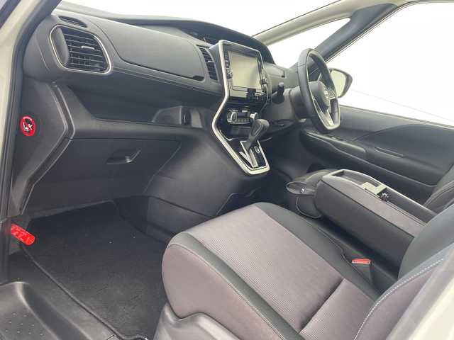 日産 セレナ ハイウェイスター Vセレクション 沖縄県 2017(平29)年 8.9万km ブリリアントホワイトパール 純正９型ナビ【MM517D-L】　/(フルセグTV　ＣＤ　ＤＶＤ　ＢＬＵＥＴＯＯＴＨ)　/衝突軽減装置/横滑り防止装置/盗難防止装置/レーンキープアシスト/全方位カメラ　/バックカメラ/両側パワースライドドア　/ドライブレコーダー　/ＥＴＣ　/前後コーナーセンサー/クルーズコントロール　/純正フロアマット　/プッシュスタート　/スマートキー/純正アルミホイール