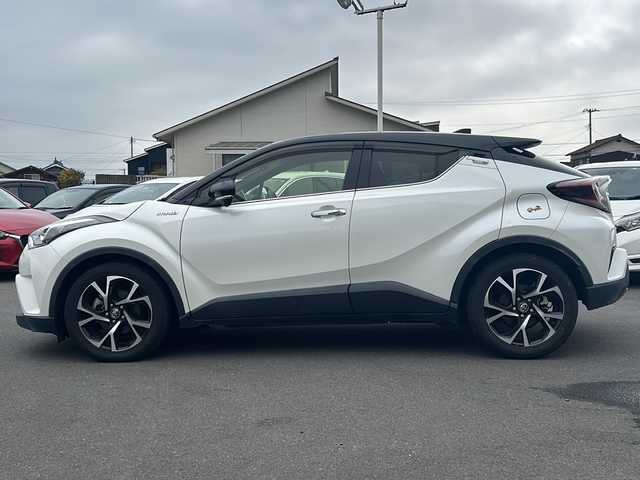 トヨタ Ｃ－ＨＲ G LEDエディション 香川県 2018(平30)年 2.1万km ブラック/ホワイトパールクリスタルシャイン 2トーン ハーフレザーシート/純正SDナビ【NSZT-Y66T】/・CD/DVD/フルセグ/Bluetooth/アダプティブクルーズコントロール/プリクラッシュセーフティー/レーンアシスト/ブラインドスポットモニター/オートマチックハイビーム/シートヒーターD/N/純正ドライブレコーダー前方【DRT-H66A】/純正18AW/バックカメラ/ETC/スマートキー-/スペア一本/保証書