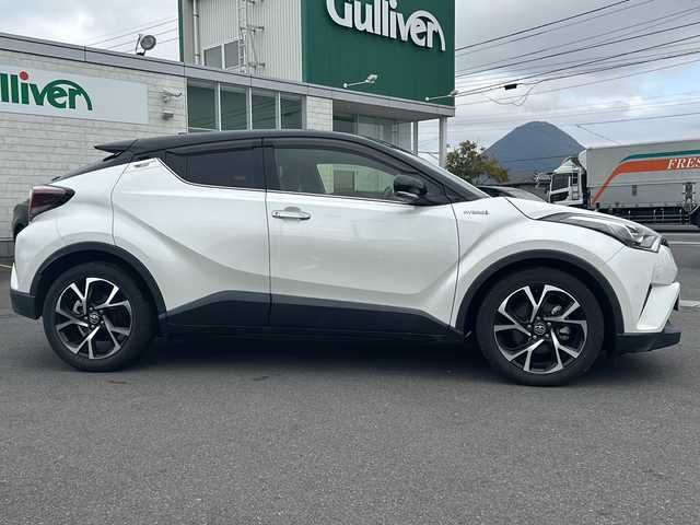 トヨタ Ｃ－ＨＲ G LEDエディション 香川県 2018(平30)年 2.1万km ブラック/ホワイトパールクリスタルシャイン 2トーン ハーフレザーシート/純正SDナビ【NSZT-Y66T】/・CD/DVD/フルセグ/Bluetooth/アダプティブクルーズコントロール/プリクラッシュセーフティー/レーンアシスト/ブラインドスポットモニター/オートマチックハイビーム/シートヒーターD/N/純正ドライブレコーダー前方【DRT-H66A】/純正18AW/バックカメラ/ETC/スマートキー-/スペア一本/保証書