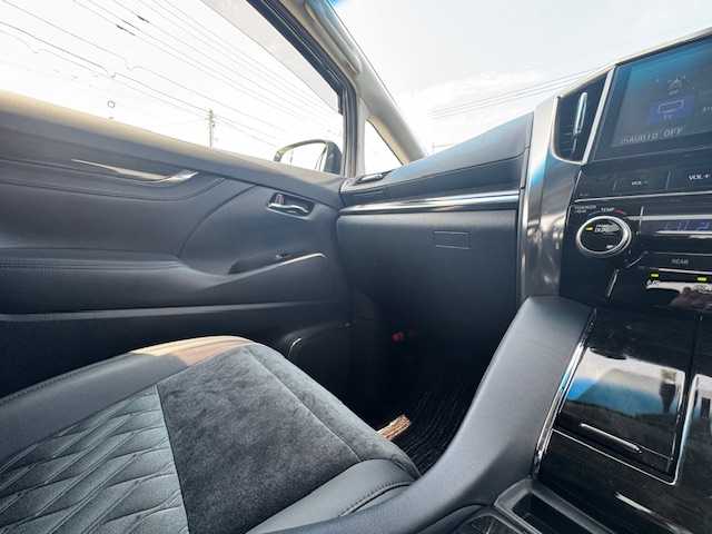 トヨタ ヴェルファイア Z Gエディション 静岡県 2017(平29)年 4.5万km ホワイトパールクリスタルシャイン ●純正ナビ/(フルセグ/CD/DVD/Bluetooth)/(NSZT-ZA4T)/●ハーフレザーシート/●前席＋後列パワーシート/(運転席シートメモリー付き)/●バックカメラ/●クルーズコントロール/●後方コーナーセンサー/●電動パーキングブレーキ/●オートブレーキホールド/●LEDライト＆フォグランプ/●オートライト/●コンビステアリング/●ステアリングヒーター/●ステアリングスイッチ/●ETC/●サンルーフ/●電動リアゲート/●電動格納ウィンカーミラー/●助手席＋後列オットマン/●両側パワースライドドア/●ドアバイザー/●スマートキー/●プッシュスタート/●純正フロアマット/●純正18インチアルミホイール/●ダブル＋サイド＋ニー＋カーテンSRS＋ABS/●車両取扱説明書/●ナビ取扱説明書