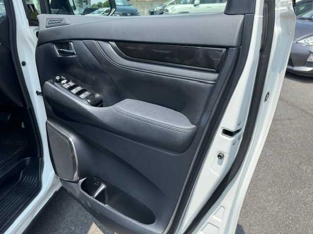 トヨタ ヴェルファイア Z Gエディション 静岡県 2017(平29)年 4.5万km ホワイトパールクリスタルシャイン ●純正ナビ/(フルセグ/CD/DVD/Bluetooth)/(NSZT-ZA4T)/●ハーフレザーシート/●前席＋後列パワーシート/(運転席シートメモリー付き)/●バックカメラ/●クルーズコントロール/●後方コーナーセンサー/●電動パーキングブレーキ/●オートブレーキホールド/●LEDライト＆フォグランプ/●オートライト/●コンビステアリング/●ステアリングヒーター/●ステアリングスイッチ/●ETC/●サンルーフ/●電動リアゲート/●電動格納ウィンカーミラー/●助手席＋後列オットマン/●両側パワースライドドア/●ドアバイザー/●スマートキー/●プッシュスタート/●純正フロアマット/●純正18インチアルミホイール/●ダブル＋サイド＋ニー＋カーテンSRS＋ABS/●車両取扱説明書/●ナビ取扱説明書