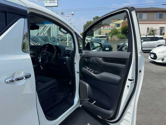 トヨタ ヴェルファイア Z Gエディション 静岡県 2017(平29)年 4.5万km ホワイトパールクリスタルシャイン ●純正ナビ/(フルセグ/CD/DVD/Bluetooth)/(NSZT-ZA4T)/●ハーフレザーシート/●前席＋後列パワーシート/(運転席シートメモリー付き)/●バックカメラ/●クルーズコントロール/●後方コーナーセンサー/●電動パーキングブレーキ/●オートブレーキホールド/●LEDライト＆フォグランプ/●オートライト/●コンビステアリング/●ステアリングヒーター/●ステアリングスイッチ/●ETC/●サンルーフ/●電動リアゲート/●電動格納ウィンカーミラー/●助手席＋後列オットマン/●両側パワースライドドア/●ドアバイザー/●スマートキー/●プッシュスタート/●純正フロアマット/●純正18インチアルミホイール/●ダブル＋サイド＋ニー＋カーテンSRS＋ABS/●車両取扱説明書/●ナビ取扱説明書