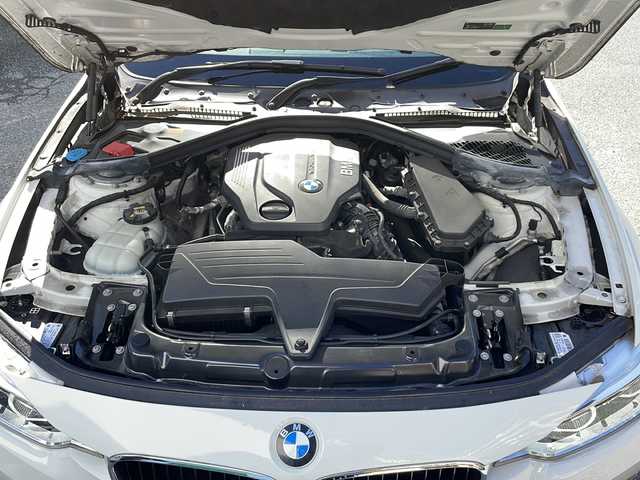 ＢＭＷ ３２０ｄ ツーリング ラグジュアリー 大阪府 2016(平28)年 3.4万km アルピンホワイトⅢ ワンオーナー/純正ナビ/CD/DVD再生機能/バックカメラ/前席パワーシート/パワーバックドア/LEDヘッドライト/オートライト/フォグランプ/革巻きステアリング/純正16インチAW/ETC/衝突軽減ブレーキ/スペアキー