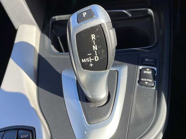 ＢＭＷ ３２０ｄ ツーリング ラグジュアリー 大阪府 2016(平28)年 3.4万km アルピンホワイトⅢ ワンオーナー/純正ナビ/CD/DVD再生機能/バックカメラ/前席パワーシート/パワーバックドア/LEDヘッドライト/オートライト/フォグランプ/革巻きステアリング/純正16インチAW/ETC/衝突軽減ブレーキ/スペアキー