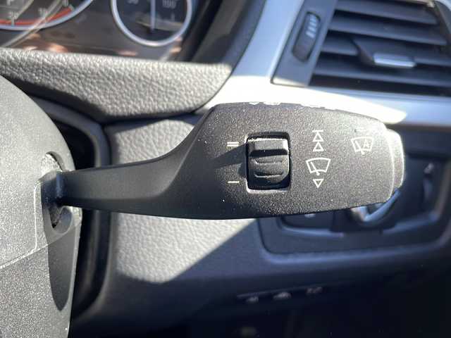 ＢＭＷ ３２０ｄ ツーリング ラグジュアリー 大阪府 2016(平28)年 3.4万km アルピンホワイトⅢ ワンオーナー/純正ナビ/CD/DVD再生機能/バックカメラ/前席パワーシート/パワーバックドア/LEDヘッドライト/オートライト/フォグランプ/革巻きステアリング/純正16インチAW/ETC/衝突軽減ブレーキ/スペアキー