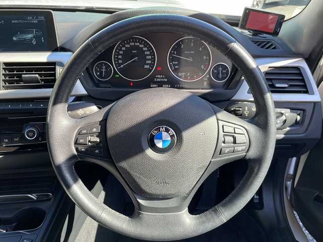 ＢＭＷ ３２０ｄ ツーリング ラグジュアリー 大阪府 2016(平28)年 3.4万km アルピンホワイトⅢ ワンオーナー/純正ナビ/CD/DVD再生機能/バックカメラ/前席パワーシート/パワーバックドア/LEDヘッドライト/オートライト/フォグランプ/革巻きステアリング/純正16インチAW/ETC/衝突軽減ブレーキ/スペアキー