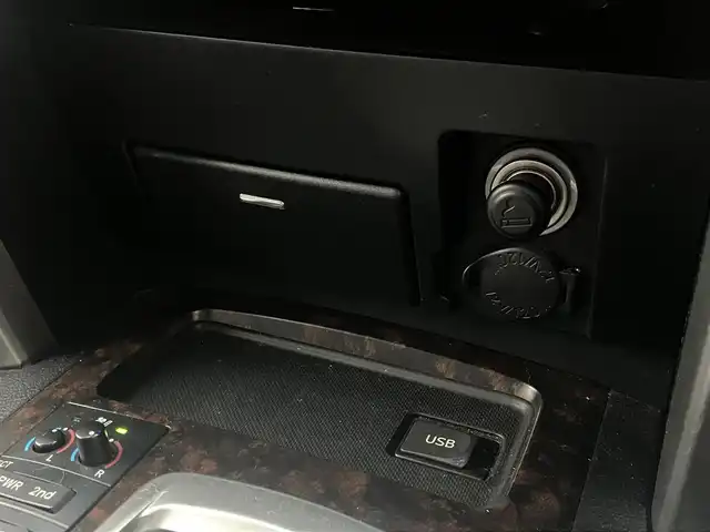 トヨタ ランドクルーザー ZX 道南・函館 2013(平25)年 12.1万km ホワイトパールクリスタルシャイン /純正ナビ//フルセグTV//バックカメラ//後席モニター//センターコンソールクーラーボックス//エンジンスターター//ETC//サンルーフ//パワーバックドア//電動格納サードシート//シートベンチレーション//シートヒーター//ステアリングヒーター//クルーズコントロール//クリアランスソナー//HIDヘッドライト//オートライト//スマートキー//エンジンプッシュスタート