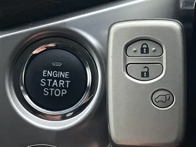 トヨタ ランドクルーザー ZX 道南・函館 2013(平25)年 12.1万km ホワイトパールクリスタルシャイン /純正ナビ//フルセグTV//バックカメラ//後席モニター//センターコンソールクーラーボックス//エンジンスターター//ETC//サンルーフ//パワーバックドア//電動格納サードシート//シートベンチレーション//シートヒーター//ステアリングヒーター//クルーズコントロール//クリアランスソナー//HIDヘッドライト//オートライト//スマートキー//エンジンプッシュスタート