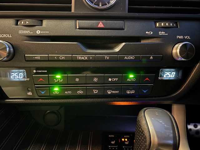 レクサス ＲＸ 200t Fスポーツ 宮城県 2017(平29)年 8.3万km ホワイトノーヴァガラスフレーク 登録時走行距離82558km/純正SDナビ/フルセグTV/Bluetooth/ウェルカムライト/サンルーフ/ETC/パドルシフト/純正フロアマット/電動リアゲート/オートマチックハイビーム/ステアリングヒーター/ナノイー/追従クルーズコントロール/ステアリングリモコン/アイドリングストップ/LEDヘッドライト/フォグランプ/衝突軽減ブレーキ/レザーシート/純正アルミホイール/スマートキー