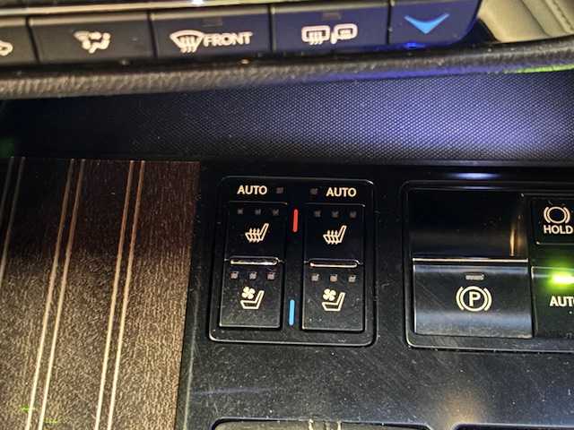 レクサス ＲＸ 200t Fスポーツ 宮城県 2017(平29)年 8.3万km ホワイトノーヴァガラスフレーク 登録時走行距離82558km/純正SDナビ/フルセグTV/Bluetooth/ウェルカムライト/サンルーフ/ETC/パドルシフト/純正フロアマット/電動リアゲート/オートマチックハイビーム/ステアリングヒーター/ナノイー/追従クルーズコントロール/ステアリングリモコン/アイドリングストップ/LEDヘッドライト/フォグランプ/衝突軽減ブレーキ/レザーシート/純正アルミホイール/スマートキー