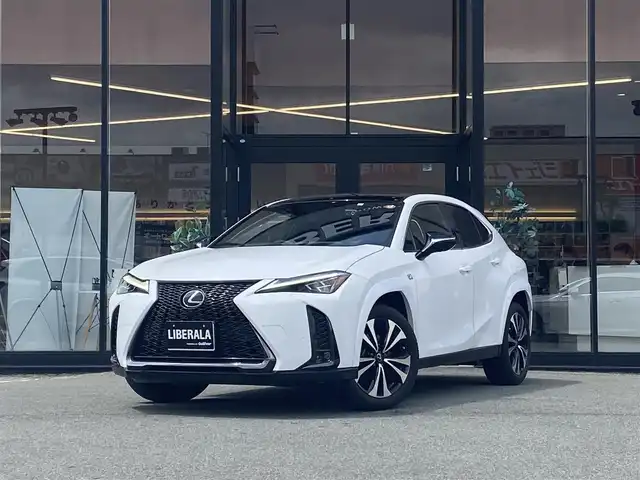 レクサス ＵＸ 250h Fスポーツ エモーショナルエクスプローラ 福岡県 2023(令5)年 1万km パール ・サンルーフ/・アダプティブクルーズコントロール/・純正メモリーナビ/USB/Bluetooth/・全方位カメラ/・黒革シート/シートヒーター/・社外前後ドライブレコーダー/・フルセグ/・ETC/・純正18AW/・プッシュスタート/・パーキングアシスト/・スマートキー/・カードキー/・スペアキー/・パワーシート/・レーンキープアシスト/・オートライト/・LEDライト/・保証書/・取扱説明書
