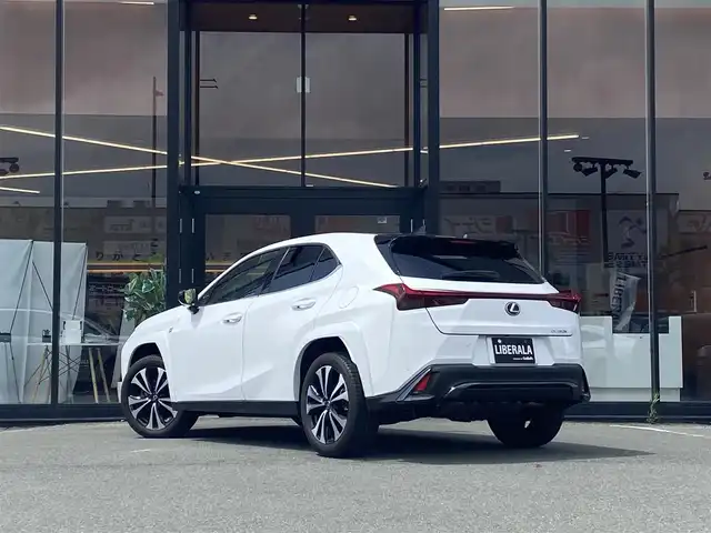 レクサス ＵＸ 250h Fスポーツ エモーショナルエクスプローラ 福岡県 2023(令5)年 1万km パール ・サンルーフ/・アダプティブクルーズコントロール/・純正メモリーナビ/USB/Bluetooth/・全方位カメラ/・黒革シート/シートヒーター/・社外前後ドライブレコーダー/・フルセグ/・ETC/・純正18AW/・プッシュスタート/・パーキングアシスト/・スマートキー/・カードキー/・スペアキー/・パワーシート/・レーンキープアシスト/・オートライト/・LEDライト/・保証書/・取扱説明書