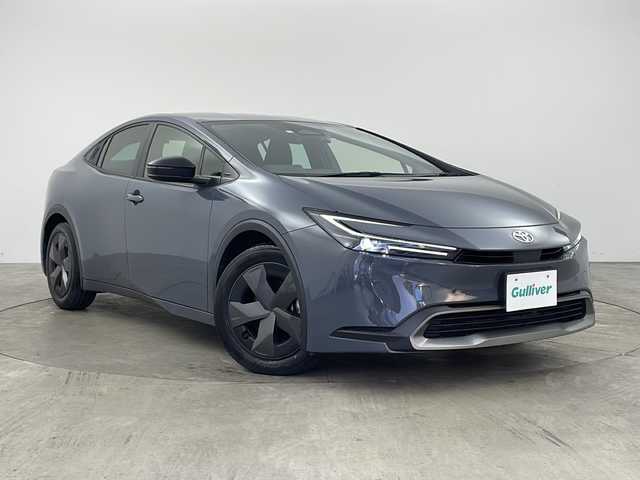トヨタ プリウス U 兵庫県 2023(令5)年 5.7万km グレーＭ ・純正ディスプレイオーディオ/BT/USB/Miracast/AppleCarPlay/AndroidAuto/TV/・バックカメラ/・トヨタセーフティセンス/・プリクラッシュセーフティ/・レーンディパーチャーアラート/・レーダークルーズコントロール/・オートマチックハイビーム/・プロアクティブドライビングアシスト/・クリアランスソナー/・パーキングサポートブレーキ/・ロードサインアシスト/・発進遅れ告知/・後退速度抑制/・横滑り防止装置/・電動パーキングブレーキ/・ブレーキホールド/・LEDヘッドライト/・オートライト/・ステアリングリモコン/・純正フロアマット/・AC100V電源/・W＋サイドエアバッグ/・カーテンエアバッグ/・スマートキー/・プッシュスタート