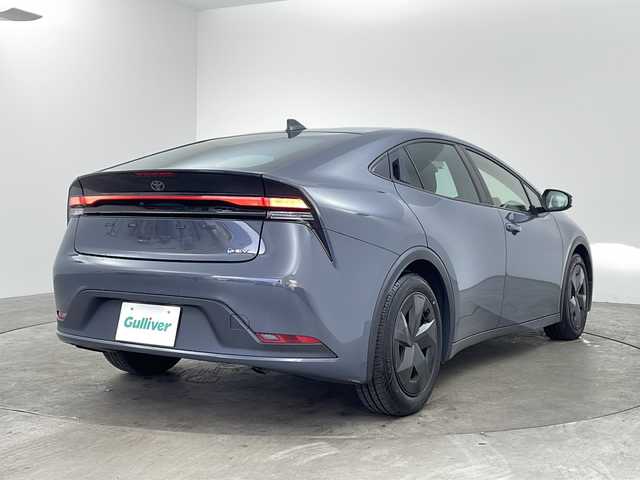 トヨタ プリウス U 兵庫県 2023(令5)年 5.7万km グレーＭ ・純正ディスプレイオーディオ/BT/USB/Miracast/AppleCarPlay/AndroidAuto/TV/・バックカメラ/・トヨタセーフティセンス/・プリクラッシュセーフティ/・レーンディパーチャーアラート/・レーダークルーズコントロール/・オートマチックハイビーム/・プロアクティブドライビングアシスト/・クリアランスソナー/・パーキングサポートブレーキ/・ロードサインアシスト/・発進遅れ告知/・後退速度抑制/・横滑り防止装置/・電動パーキングブレーキ/・ブレーキホールド/・LEDヘッドライト/・オートライト/・ステアリングリモコン/・純正フロアマット/・AC100V電源/・W＋サイドエアバッグ/・カーテンエアバッグ/・スマートキー/・プッシュスタート