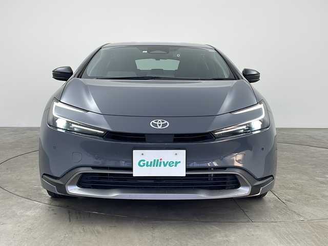 トヨタ プリウス U 兵庫県 2023(令5)年 5.7万km グレーＭ ・純正ディスプレイオーディオ/BT/USB/Miracast/AppleCarPlay/AndroidAuto/TV/・バックカメラ/・トヨタセーフティセンス/・プリクラッシュセーフティ/・レーンディパーチャーアラート/・レーダークルーズコントロール/・オートマチックハイビーム/・プロアクティブドライビングアシスト/・クリアランスソナー/・パーキングサポートブレーキ/・ロードサインアシスト/・発進遅れ告知/・後退速度抑制/・横滑り防止装置/・電動パーキングブレーキ/・ブレーキホールド/・LEDヘッドライト/・オートライト/・ステアリングリモコン/・純正フロアマット/・AC100V電源/・W＋サイドエアバッグ/・カーテンエアバッグ/・スマートキー/・プッシュスタート
