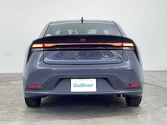 トヨタ プリウス U 兵庫県 2023(令5)年 5.7万km グレーＭ ・純正ディスプレイオーディオ/BT/USB/Miracast/AppleCarPlay/AndroidAuto/TV/・バックカメラ/・トヨタセーフティセンス/・プリクラッシュセーフティ/・レーンディパーチャーアラート/・レーダークルーズコントロール/・オートマチックハイビーム/・プロアクティブドライビングアシスト/・クリアランスソナー/・パーキングサポートブレーキ/・ロードサインアシスト/・発進遅れ告知/・後退速度抑制/・横滑り防止装置/・電動パーキングブレーキ/・ブレーキホールド/・LEDヘッドライト/・オートライト/・ステアリングリモコン/・純正フロアマット/・AC100V電源/・W＋サイドエアバッグ/・カーテンエアバッグ/・スマートキー/・プッシュスタート