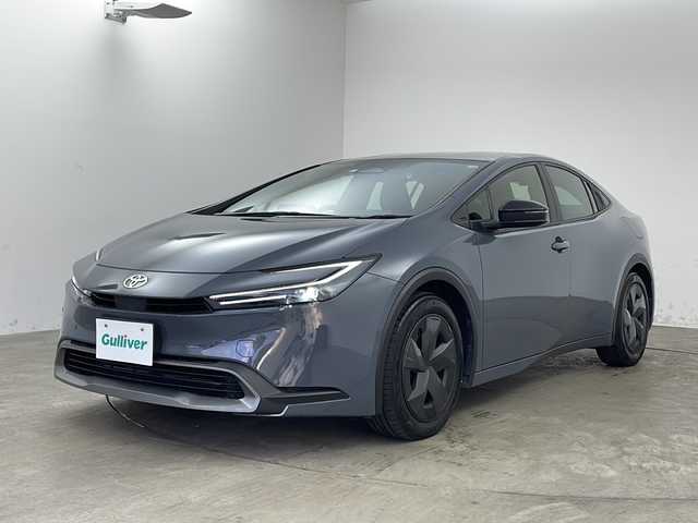 トヨタ プリウス U 兵庫県 2023(令5)年 5.7万km グレーＭ ・純正ディスプレイオーディオ/BT/USB/Miracast/AppleCarPlay/AndroidAuto/TV/・バックカメラ/・トヨタセーフティセンス/・プリクラッシュセーフティ/・レーンディパーチャーアラート/・レーダークルーズコントロール/・オートマチックハイビーム/・プロアクティブドライビングアシスト/・クリアランスソナー/・パーキングサポートブレーキ/・ロードサインアシスト/・発進遅れ告知/・後退速度抑制/・横滑り防止装置/・電動パーキングブレーキ/・ブレーキホールド/・LEDヘッドライト/・オートライト/・ステアリングリモコン/・純正フロアマット/・AC100V電源/・W＋サイドエアバッグ/・カーテンエアバッグ/・スマートキー/・プッシュスタート