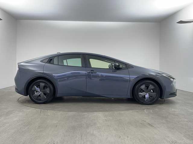 トヨタ プリウス U 兵庫県 2023(令5)年 5.7万km グレーＭ ・純正ディスプレイオーディオ/BT/USB/Miracast/AppleCarPlay/AndroidAuto/TV/・バックカメラ/・トヨタセーフティセンス/・プリクラッシュセーフティ/・レーンディパーチャーアラート/・レーダークルーズコントロール/・オートマチックハイビーム/・プロアクティブドライビングアシスト/・クリアランスソナー/・パーキングサポートブレーキ/・ロードサインアシスト/・発進遅れ告知/・後退速度抑制/・横滑り防止装置/・電動パーキングブレーキ/・ブレーキホールド/・LEDヘッドライト/・オートライト/・ステアリングリモコン/・純正フロアマット/・AC100V電源/・W＋サイドエアバッグ/・カーテンエアバッグ/・スマートキー/・プッシュスタート