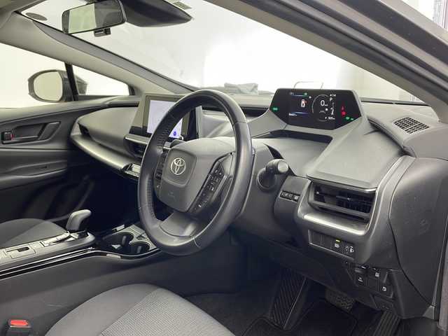 トヨタ プリウス U 兵庫県 2023(令5)年 5.7万km グレーＭ ・純正ディスプレイオーディオ/BT/USB/Miracast/AppleCarPlay/AndroidAuto/TV/・バックカメラ/・トヨタセーフティセンス/・プリクラッシュセーフティ/・レーンディパーチャーアラート/・レーダークルーズコントロール/・オートマチックハイビーム/・プロアクティブドライビングアシスト/・クリアランスソナー/・パーキングサポートブレーキ/・ロードサインアシスト/・発進遅れ告知/・後退速度抑制/・横滑り防止装置/・電動パーキングブレーキ/・ブレーキホールド/・LEDヘッドライト/・オートライト/・ステアリングリモコン/・純正フロアマット/・AC100V電源/・W＋サイドエアバッグ/・カーテンエアバッグ/・スマートキー/・プッシュスタート