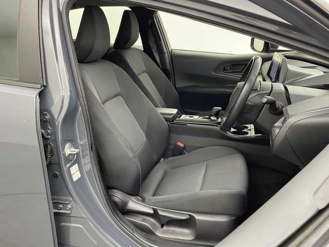 トヨタ プリウス U 兵庫県 2023(令5)年 5.7万km グレーＭ ・純正ディスプレイオーディオ/BT/USB/Miracast/AppleCarPlay/AndroidAuto/TV/・バックカメラ/・トヨタセーフティセンス/・プリクラッシュセーフティ/・レーンディパーチャーアラート/・レーダークルーズコントロール/・オートマチックハイビーム/・プロアクティブドライビングアシスト/・クリアランスソナー/・パーキングサポートブレーキ/・ロードサインアシスト/・発進遅れ告知/・後退速度抑制/・横滑り防止装置/・電動パーキングブレーキ/・ブレーキホールド/・LEDヘッドライト/・オートライト/・ステアリングリモコン/・純正フロアマット/・AC100V電源/・W＋サイドエアバッグ/・カーテンエアバッグ/・スマートキー/・プッシュスタート