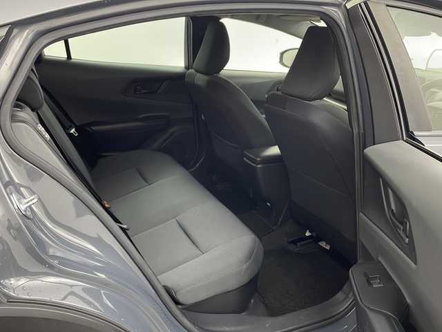 トヨタ プリウス U 兵庫県 2023(令5)年 5.7万km グレーＭ ・純正ディスプレイオーディオ/BT/USB/Miracast/AppleCarPlay/AndroidAuto/TV/・バックカメラ/・トヨタセーフティセンス/・プリクラッシュセーフティ/・レーンディパーチャーアラート/・レーダークルーズコントロール/・オートマチックハイビーム/・プロアクティブドライビングアシスト/・クリアランスソナー/・パーキングサポートブレーキ/・ロードサインアシスト/・発進遅れ告知/・後退速度抑制/・横滑り防止装置/・電動パーキングブレーキ/・ブレーキホールド/・LEDヘッドライト/・オートライト/・ステアリングリモコン/・純正フロアマット/・AC100V電源/・W＋サイドエアバッグ/・カーテンエアバッグ/・スマートキー/・プッシュスタート