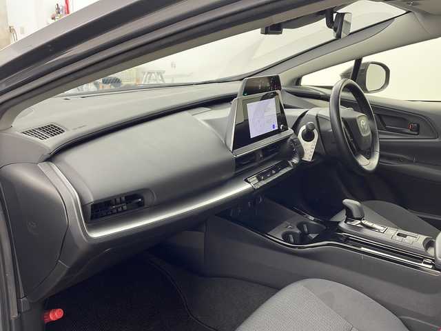 トヨタ プリウス U 兵庫県 2023(令5)年 5.7万km グレーＭ ・純正ディスプレイオーディオ/BT/USB/Miracast/AppleCarPlay/AndroidAuto/TV/・バックカメラ/・トヨタセーフティセンス/・プリクラッシュセーフティ/・レーンディパーチャーアラート/・レーダークルーズコントロール/・オートマチックハイビーム/・プロアクティブドライビングアシスト/・クリアランスソナー/・パーキングサポートブレーキ/・ロードサインアシスト/・発進遅れ告知/・後退速度抑制/・横滑り防止装置/・電動パーキングブレーキ/・ブレーキホールド/・LEDヘッドライト/・オートライト/・ステアリングリモコン/・純正フロアマット/・AC100V電源/・W＋サイドエアバッグ/・カーテンエアバッグ/・スマートキー/・プッシュスタート