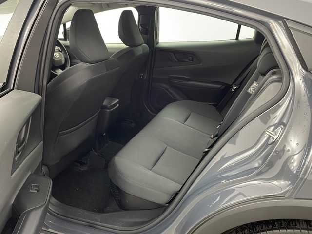 トヨタ プリウス U 兵庫県 2023(令5)年 5.7万km グレーＭ ・純正ディスプレイオーディオ/BT/USB/Miracast/AppleCarPlay/AndroidAuto/TV/・バックカメラ/・トヨタセーフティセンス/・プリクラッシュセーフティ/・レーンディパーチャーアラート/・レーダークルーズコントロール/・オートマチックハイビーム/・プロアクティブドライビングアシスト/・クリアランスソナー/・パーキングサポートブレーキ/・ロードサインアシスト/・発進遅れ告知/・後退速度抑制/・横滑り防止装置/・電動パーキングブレーキ/・ブレーキホールド/・LEDヘッドライト/・オートライト/・ステアリングリモコン/・純正フロアマット/・AC100V電源/・W＋サイドエアバッグ/・カーテンエアバッグ/・スマートキー/・プッシュスタート