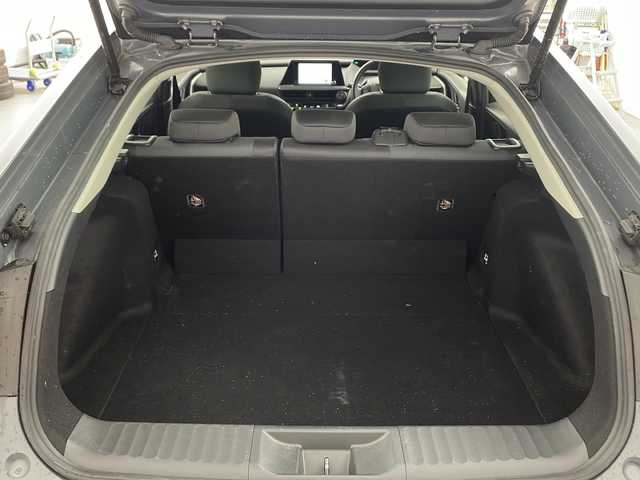 トヨタ プリウス U 兵庫県 2023(令5)年 5.7万km グレーＭ ・純正ディスプレイオーディオ/BT/USB/Miracast/AppleCarPlay/AndroidAuto/TV/・バックカメラ/・トヨタセーフティセンス/・プリクラッシュセーフティ/・レーンディパーチャーアラート/・レーダークルーズコントロール/・オートマチックハイビーム/・プロアクティブドライビングアシスト/・クリアランスソナー/・パーキングサポートブレーキ/・ロードサインアシスト/・発進遅れ告知/・後退速度抑制/・横滑り防止装置/・電動パーキングブレーキ/・ブレーキホールド/・LEDヘッドライト/・オートライト/・ステアリングリモコン/・純正フロアマット/・AC100V電源/・W＋サイドエアバッグ/・カーテンエアバッグ/・スマートキー/・プッシュスタート