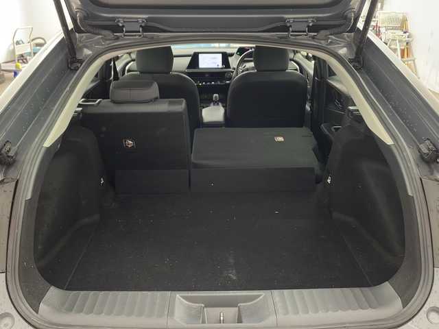 トヨタ プリウス U 兵庫県 2023(令5)年 5.7万km グレーＭ ・純正ディスプレイオーディオ/BT/USB/Miracast/AppleCarPlay/AndroidAuto/TV/・バックカメラ/・トヨタセーフティセンス/・プリクラッシュセーフティ/・レーンディパーチャーアラート/・レーダークルーズコントロール/・オートマチックハイビーム/・プロアクティブドライビングアシスト/・クリアランスソナー/・パーキングサポートブレーキ/・ロードサインアシスト/・発進遅れ告知/・後退速度抑制/・横滑り防止装置/・電動パーキングブレーキ/・ブレーキホールド/・LEDヘッドライト/・オートライト/・ステアリングリモコン/・純正フロアマット/・AC100V電源/・W＋サイドエアバッグ/・カーテンエアバッグ/・スマートキー/・プッシュスタート