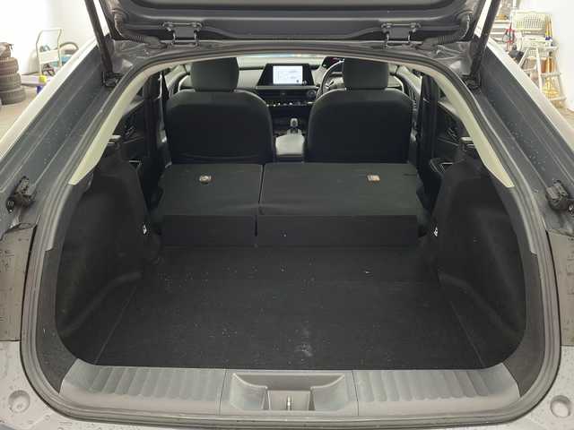 トヨタ プリウス U 兵庫県 2023(令5)年 5.7万km グレーＭ ・純正ディスプレイオーディオ/BT/USB/Miracast/AppleCarPlay/AndroidAuto/TV/・バックカメラ/・トヨタセーフティセンス/・プリクラッシュセーフティ/・レーンディパーチャーアラート/・レーダークルーズコントロール/・オートマチックハイビーム/・プロアクティブドライビングアシスト/・クリアランスソナー/・パーキングサポートブレーキ/・ロードサインアシスト/・発進遅れ告知/・後退速度抑制/・横滑り防止装置/・電動パーキングブレーキ/・ブレーキホールド/・LEDヘッドライト/・オートライト/・ステアリングリモコン/・純正フロアマット/・AC100V電源/・W＋サイドエアバッグ/・カーテンエアバッグ/・スマートキー/・プッシュスタート