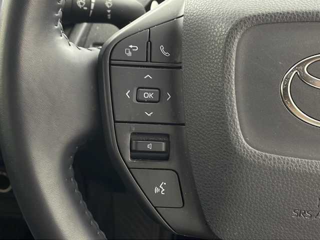 トヨタ プリウス U 兵庫県 2023(令5)年 5.7万km グレーＭ ・純正ディスプレイオーディオ/BT/USB/Miracast/AppleCarPlay/AndroidAuto/TV/・バックカメラ/・トヨタセーフティセンス/・プリクラッシュセーフティ/・レーンディパーチャーアラート/・レーダークルーズコントロール/・オートマチックハイビーム/・プロアクティブドライビングアシスト/・クリアランスソナー/・パーキングサポートブレーキ/・ロードサインアシスト/・発進遅れ告知/・後退速度抑制/・横滑り防止装置/・電動パーキングブレーキ/・ブレーキホールド/・LEDヘッドライト/・オートライト/・ステアリングリモコン/・純正フロアマット/・AC100V電源/・W＋サイドエアバッグ/・カーテンエアバッグ/・スマートキー/・プッシュスタート