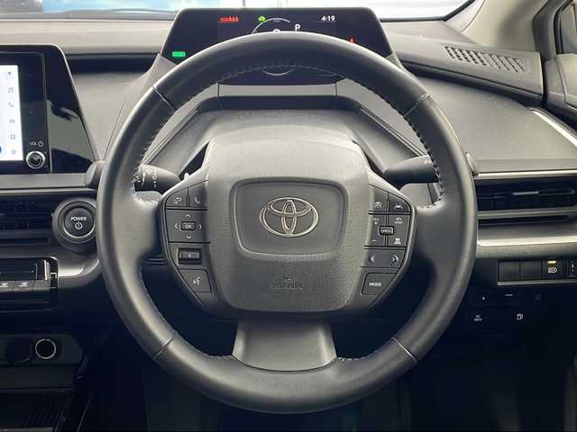 トヨタ プリウス U 兵庫県 2023(令5)年 5.7万km グレーＭ ・純正ディスプレイオーディオ/BT/USB/Miracast/AppleCarPlay/AndroidAuto/TV/・バックカメラ/・トヨタセーフティセンス/・プリクラッシュセーフティ/・レーンディパーチャーアラート/・レーダークルーズコントロール/・オートマチックハイビーム/・プロアクティブドライビングアシスト/・クリアランスソナー/・パーキングサポートブレーキ/・ロードサインアシスト/・発進遅れ告知/・後退速度抑制/・横滑り防止装置/・電動パーキングブレーキ/・ブレーキホールド/・LEDヘッドライト/・オートライト/・ステアリングリモコン/・純正フロアマット/・AC100V電源/・W＋サイドエアバッグ/・カーテンエアバッグ/・スマートキー/・プッシュスタート